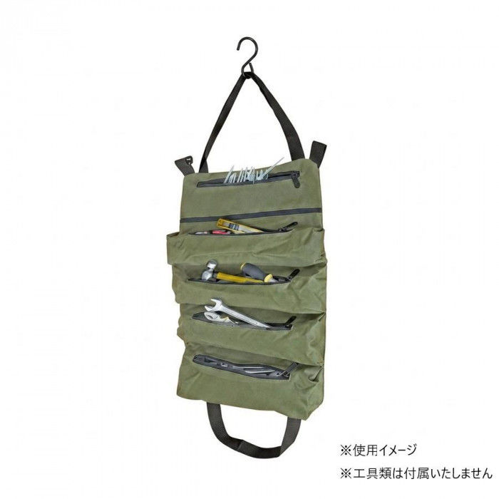 吊るして使えるので、省スペース。作業空間を広く使えます。吊るして使えば立ったまま出し入れ可能。移動する時は、ロール状に丸めて持ち運びも楽々。サイズ：約W29×H46cm(展開時)、個装サイズ：27×3×42cm重量：約246g、個装重量：260g素材・材質：600Dオックスフォード生地/ポリエステル/PVC生産国：中国