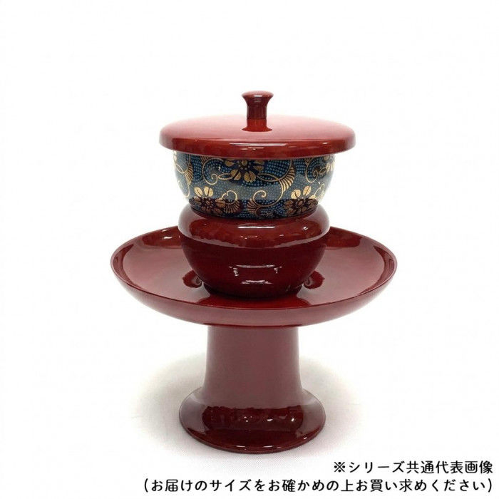 ＜＜ご注意下さい＞＞こちらの商品はメーカーよりお客様へ直接お届けの品になります。 当店での在庫はしておりません。在庫の有無はメーカー在庫のみになりますので、急な欠品や急に廃盤になる可能性がございます。こちらの商品の配送について○北海道・沖縄・離島につきましては、配送不可となりますので予めご了承お願いします。こちらの商品の包装(ラッピング)について○上記の理由(メーカーより直送)により包装はできませんので予めご了承お願いします。こちらの商品の不具合について○お届けしましたこちらの商品に不具合があった場合、商品到着日より1週間以内に当店にご連絡ください。メーカーが直接対応させて頂きます。○お客様がご自身で修理された場合、費用の負担は致しかねますので予めご了承下さい。PC高茶台と九谷焼茶碗のセット。茶碗は職人手描きの九谷焼伝統の青粒鉄仙柄で、落ち着きのある茶台セットです。サイズ：φ105×H135mm、高台51mm(フタ・茶碗含む)、個装サイズ：95×32×32cm重量：個装重量：500g素材・材質：茶托:フェノール茶碗:磁器仕様：茶托表面加工:ウレタン茶碗表面加工:釉薬生産国：日本