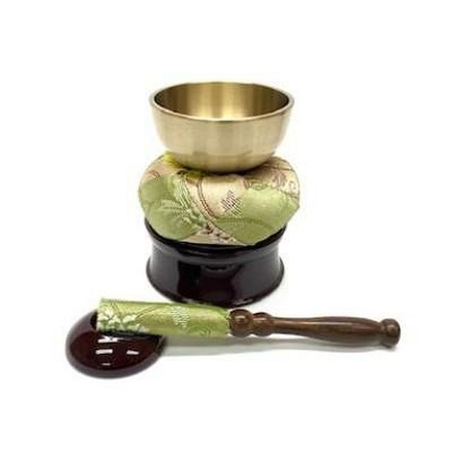 ＜＜ご注意下さい＞＞こちらの商品はメーカーよりお客様へ直接お届けの品になります。 当店での在庫はしておりません。在庫の有無はメーカー在庫のみになりますので、急な欠品や急に廃盤になる可能性がございます。こちらの商品の配送について○北海道・沖縄・離島につきましては、配送不可となりますので予めご了承お願いします。こちらの商品の包装(ラッピング)について○上記の理由(メーカーより直送)により包装はできませんので予めご了承お願いします。こちらの商品の不具合について○お届けしましたこちらの商品に不具合があった場合、商品到着日より1週間以内に当店にご連絡ください。メーカーが直接対応させて頂きます。○お客様がご自身で修理された場合、費用の負担は致しかねますので予めご了承下さい。唐草花模様の丸布団、りん棒を使用した5点セット。現代的でもあり伝統的でもあるりんセットです。サイズ：りん:2.3寸、美晏華花布団:1号、丸りん台:2.5寸、美晏華りん棒:4.5寸、蕾りん棒台:直径45×H15mm、個装サイズ：95×32×32cm重量：個装重量：500g素材・材質：りん:真鍮美晏華花布団:ポリエステル/レーヨン等丸りん台:AS美晏華りん棒:黒檀材等蕾りん棒台:フェノールセット内容：りん、美晏華花布団、丸りん台、美晏華りん棒、蕾りん棒台生産国：日本