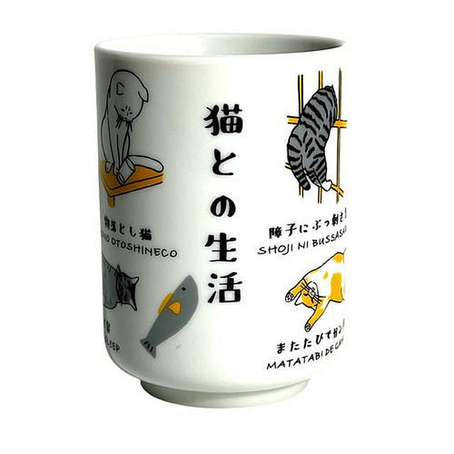 猫の愛らしい日常の一コマをデザインに取り入れた食器。猫のかわいさをコミカルに表現しました。毎日の食卓やお茶の時間に癒しを与えてくれます。※商品のお受け取り後、ご使用前に必ず洗ってください。※直火、オーブンにはご使用いただけません。※電子レンジでご使用いただけます。※洗浄の際は、金属タワシ、研磨剤付きスポンジ、クレンザーなどは商品の表面を傷付ける可能性があるため、ご使用をお控えください。※食洗器はお使いいただけますが、長時間のご使用は商品の表面を傷付ける可能性があるため、ご注意ください。※陶磁器製品の仕様上、商品によっては、釉垂れや釉溜りなどにより表面に部分的な膨らみがみられるものや、色の濃淡、ピンホール(小さな穴)、鉄粉(小さな黒点)があるものがございますが、これらは陶磁器の焼成、釉薬の特性による現象につき、初期不良品とはしておりませんので何卒ご了承ください。サイズ：φ7.5×H10.5cm、個装サイズ：9×9×12cm重量：260g、個装重量：280g素材・材質：磁器仕様：容量:280ml食洗機:可電子レンジ(温め直しに限る):可生産国：日本