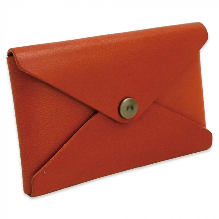 栃木レザーを使った、シンプルでおしゃれな名刺・カードケース。ビジネスシーンでは名刺を、カジュアルシーンではカードを入れ、ともにしっかり入る大容量デザイン。背面には、交通系ICカードなどを入れて、通勤・通学に便利に使えるカードポケットもあります。※天然素材(革)を使用している為、シワ・血筋・小キズがある場合があります。※商品サイズは「平置き・メジャー採寸」ですので、若干の誤差がある場合がございます。※お客様とのモニター環境の違いにより、多少の「色ぶれ」がある場合があります。サイズ：約縦7×横10×マチ(厚さ)1.5cm、個装サイズ：12×9×3cm重量：約24g、個装重量：61g素材・材質：牛革(栃木レザー)仕様：容量:名刺(通常厚)×約20枚付属品：栃木レザー証明レッドタグ専用ケース生産国：日本