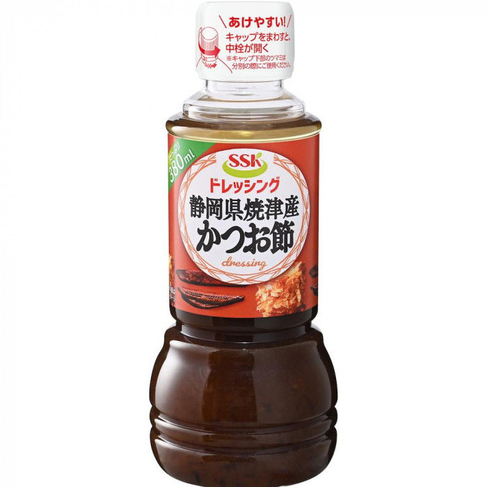 ＜＜ご注意下さい＞＞こちらの商品はメーカーよりお客様へ直接お届けの品になります。 当店での在庫はしておりません。在庫の有無はメーカー在庫のみになりますので、急な欠品や急に廃盤になる可能性がございます。こちらの商品の配送について○北海道・沖縄・離島につきましては、配送不可となりますので予めご了承お願いします。こちらの商品の包装(ラッピング)について○上記の理由(メーカーより直送)により包装はできませんので予めご了承お願いします。こちらの商品の不具合について○お届けしましたこちらの商品に不具合があった場合、商品到着日より1週間以内に当店にご連絡ください。メーカーが直接対応させて頂きます。○お客様がご自身で修理された場合、費用の負担は致しかねますので予めご了承下さい。風味豊かな静岡県焼津産のかつお節とだしを使用したドレッシングです。サラダはもちろん、冷奴や焼魚などにも醤油の代わりとして使用することで、かつお節の風味で美味しくいただけます。内容量：380mlサイズ：個装サイズ：30×23×19cm重量：個装重量：5800g仕様：賞味期間：製造日より330日セット内容：12個入生産国：日本原材料：名称：分離液状ドレッシング果糖ぶどう糖液糖(国内製造)、醤油(国内製造)、食用植物油脂、たまねぎ、醸造酢、発酵調味料、食塩、かつお節だし、しいたけエキス、香辛料、たまねぎエキス、かつお削り節/調味料(アミノ酸等)、増粘剤(キサンタン)、(一部に小麦・大豆を含む)アレルギー表示：小麦、大豆（原材料の一部に含んでいます）保存方法：常温で保存してください。製造（販売）者情報：エスエスケイフーズ株式会社藤枝工場:静岡県藤枝市高田957-1