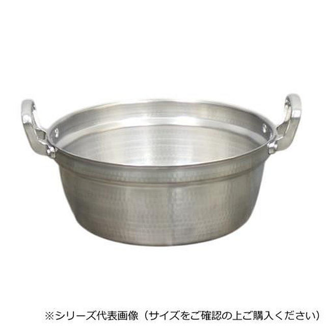 ＜＜ご注意下さい＞＞こちらの商品はメーカーよりお客様へ直接お届けの品になります。 当店での在庫はしておりません。在庫の有無はメーカー在庫のみになりますので、急な欠品や急に廃盤になる可能性がございます。こちらの商品の配送について○北海道・沖縄・離島につきましては、配送不可となりますので予めご了承お願いします。こちらの商品の包装(ラッピング)について○上記の理由(メーカーより直送)により包装はできませんので予めご了承お願いします。こちらの商品の不具合について○お届けしましたこちらの商品に不具合があった場合、商品到着日より1週間以内に当店にご連絡ください。メーカーが直接対応させて頂きます。○お客様がご自身で修理された場合、費用の負担は致しかねますので予めご了承下さい。アルミ合金を使用している為、耐食性・耐摩耗性に優れています。表面に槌目を打つことで表面積が広くなり、より熱伝導が良くなります。持ち手の幅を広く、使いやすく手に馴染む形状にしています。※洗浄の際、食洗機の使用は控えてください。※寸法・満水容量・重量はおおよその表記となりますので目安としてご利用ください。サイズ：外寸法:幅695×外径(奥行)626.6×高さ338.5×胴体高さ283mm、内寸法:内径600×段径565深さ280×段下深さ233mm、底径395mm、個装サイズ：60.0×20.0×20.0cm重量：6390g、個装重量：9000g素材・材質：アルミ仕様：満水容量:63L段下容量:50L対応熱源:ガス火生産国：日本