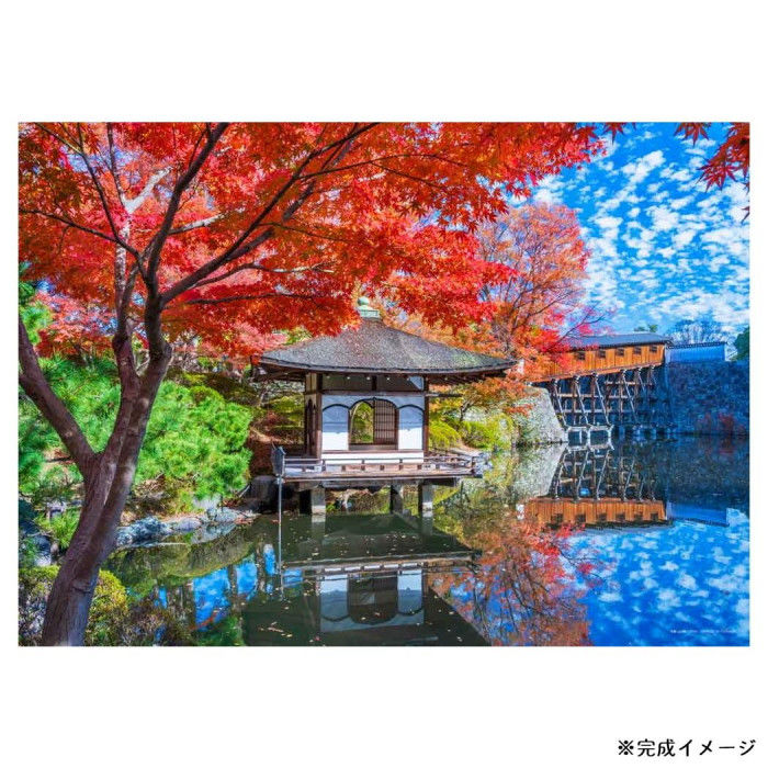 鮮やかな紅葉に包まれた和歌山城西之丸庭園の美しい秋景色を収めたジグソーパズルです。庭園内に佇む風情ある鳶魚閣(えんぎょかく)や、水面に映り込む色鮮やかなもみじが、歴史と自然が調和した和歌山城ならではの魅力を感じさせます。澄み渡る青空と紅葉の鮮烈なコントラストが美しく、名園の趣を存分に堪能できる一枚です。秋ならではの華やかさと静けさを楽しみながら、じっくりと組み上げてください。サイズ：38×53cm、個装サイズ：17.0×22.0×5.0cm重量：個装重量：440g仕様：ピース数:500ピース生産国：日本