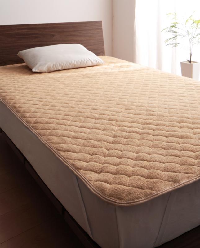 20色から選べる！365日気持ちいい！コットンタオル敷パッド　ダブル ミッドナイトブルー 365日きもちいい。コットンタオルケット・パッドタオルに包まれる心地よさやわらかなタオルに包まれて眠る心地よさ。親しみのある素材だから、触れるだけで癒されて、なんだか安心して眠れます。きめ細かなパイルが、暑い季節は汗やムレを吸い取ってベタつかずさらさらに、肌寒いときは、ふんわりと空気を含み、ひんやりせず、いつでも快適で、365日ぐっすり安眠できそう。コットン100%肌にあたる部分の素材はコットン100%。肌にやさしく、天然素材ならではの心地よさを感じることができます。気軽に洗えるので、こまめに洗いたいあなたにぴったり。清潔さをいつでもキープできます。タオル素材だから、自分好みのやわらかさや香りに変えられるのもうれしい。敷パッドパチンと付けるだけ!ベッドにも敷布団にも使えるスタンダードなタイプ。着脱カンタン!寝心地アップ。4隅ゴムバンド仕様。ISO取得工場で生産しています。国際基準規格であるISO9001:2008を取得。国際的に保証されており安心の品質でお客様にお届けします。こんな人にオススメ!・布団を掛けるには暑いが何か掛けてないと落ち着かないという方・寒い季節に布団だけだと寒いが化学繊維が苦手な方・とにかくタオル素材が好きな方20色から選べる！365日気持ちいい！コットンタオル敷パッド　ダブル ミッドナイトブルー ●敷パッド【サイズ】ダブル140×200cm4隅ゴムバンド付【カラー】ミッドナイトブルー【素材】表地／パイル：綿100%、グランド：ポリエステル100%中綿／ポリエステル100％裏地／綿20％・ポリエステル80％【重量】：約0.95kg