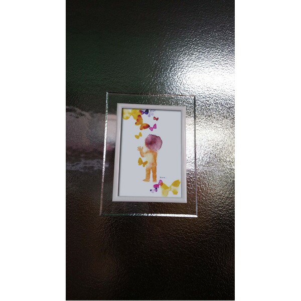 吸着タイプフォトフレームDX/写真立て 〔ハガキサイズ 150×105mm対応〕 いわさきちひろ 「蝶を見る子ども」 化粧箱入り 日本製【代引不可】【北海道・沖縄・離島配送不可】