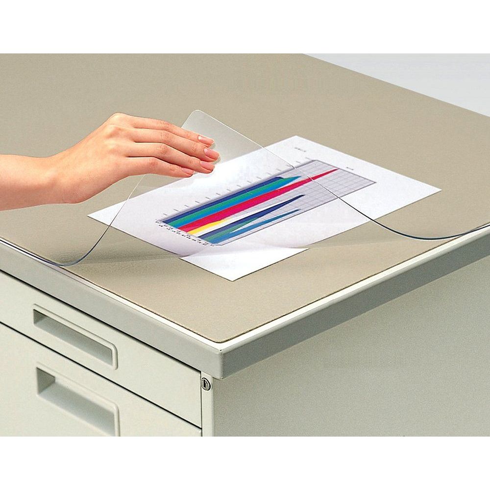 ●グレー色の下敷きが付属しています。●上敷きの内側に特殊加工を施しているので、コピーのインキが付着しにくいタイプです。●コピー機・プリンタの種類およびご使用環境などの条件によりインキなどが転写する場合があります。（非転写仕様を含む）仕様：W（下敷き付き）サイズ（マット外寸法）(mm)：902・622サイズ（JIS規格の天板寸法）(mm)：7号（915・635）●PVC製※軟質塩化ビニル製デスクマットは伸び縮みしやすい材質のため、表記の外寸法と異なる場合がありますがご了承ください。※コピー機・プリンタの種類およびご使用環境などの条件によりインキなどが転写する場合があります。（非転写仕様を含む） ※コピーした用紙、濡れた書類はよく乾燥の上、挟んでください。 ※一度転写を起こしたコピー紙は挟まないでください。 ※感熱紙を挟むと、印字部分が退色します。 ※ゴム足の付いたもの、熱い湯飲みなどを直接置くと、跡がついたり・反る場合があります。※キズ・油分・温度・湿度・直射日光などにより製品が変色・反り・伸縮する場合があります。 ※天然木質デスクには天板保護のために必ず下敷きを付けてお使いください。 ※巻きぐせが強い際は上から荷重をかけて頂ければ数日で軽減します。