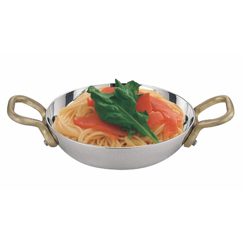 食を華やかに彩るYUKIWA(ユキワ)ブランドのテーブルウェア。優雅で気品に溢れたデザインと優れた機能性で、食のシーンを豊かに演出します。ホテルやレストランで広く愛用されています。業務用はもちろん、ご家庭用としてもお使い頂けます。業務用サイズをかわいく再現した本格派プチパンシリーズです。テーブルをお洒落に演出するラインナップは、調理された料理をそのままテーブルにお出しできます。ドレッシングやソース入れ、ちょっとしたトッピング入れ等、様々な用途で使えます。丈夫でお手入れが簡単な18-8ステンレス製。●板厚：1.2mm規格:9cm内径×深さ:φ92×21mm材質:本体:18-8ステンレス　ハンドル:アルミニウム合金蓚酸アルマイト加工※画像は代表画像ですので、画像のサイズ感と実際のお届け商品のサイズ感は異なる場合があります。商品名および仕様に記載のサイズ・カラー等がお届けの商品になります。