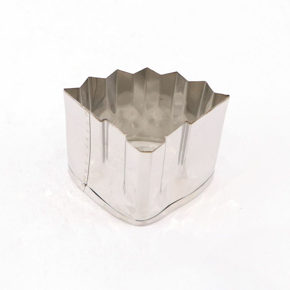 たかもり 野菜抜き型代々培われた匠の技。　食材に＋αの価値を与える「かながた」です。規格:大サイズ(縦×横×高さ):4.2×6.5×5.2mm材質:18-8ステンレス※画像は代表画像ですので、画像のサイズ感と実際のお届け商品のサイズ感は異な...