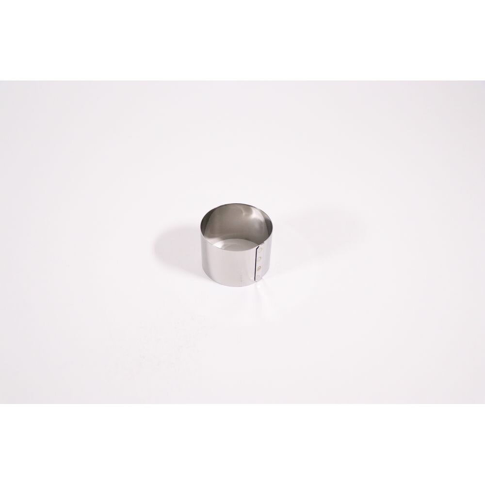 ●スポット止め　●板厚：0.5mm材質：18-0ステンレス内径×高さmm：φ50×H35生産地：日本（燕三条）日本製※画像のサイズ感と実際のお届け商品のサイズ感は異なる場合があります。商品名および仕様に記載のサイズ・カラー等がお届けの商品になります。[ セルクルリング(丸型) ]