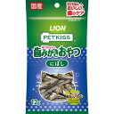 ＜＜ご注意下さい＞＞こちらの商品はメーカーよりお客様へ直接お届けの品になります。 当店での在庫はしておりません。在庫の有無はメーカー在庫のみになりますので、急な欠品や急に廃盤になる可能性がございます。また、上記理由により代金引換便はご利用いただけません。ご注文頂いた商品はメーカーに在庫を確認の上改めてご連絡させていただきますので予めご了承お願い致します。こちらの商品の配送について こちらの商品につきましては送料をお安くするために メーカーより直接お客様へ配送しております。メーカーが使用する運送会社の都合により配送条件が通常の商品と異なりますのでよろしくお願いします。こちらの商品の包装(ラッピング)について○上記の理由(メーカーより直送)により包装はできませんので予めご了承お願いします。こちらの商品のお支払いについて○こちらの商品のお支払い方法は 代金引換便はご利用できませんの で予めご了承お願いします。こちらの商品の不具合について○お届けしましたこちらの商品に不具合があった場合、商品到着日より1週間以内に当店にご連絡ください。メーカーが直接対応させて頂きます。 ○お客様がご自身で修理された場合、費用の負担は致しかねますので予めご了承下さい。おいしく歯のケア♪・愛猫の好きな「にぼし」が、噛むだけで歯みがきできる「オーラルケア」のおやつになって登場。・噛むだけで歯みがきできる秘密は「ブラッシングスクラブ」。・歯と歯のすき間に入り歯垢を除去。・ピロリン酸ナトリウム、ポリリジンを配合。・噛むことで歯垢を除去して、歯垢の沈着を防いで息もキレイ。・にぼしは国産です。＜給与方法＞・生後3ヶ月以上の愛猫に1日3本を目安に数回に分けて与える。・与える量は猫種や年齢、個体差などによって異なるので、食べ残しや便の状態をみて調節する。・主食の量は適宜調節する。サイズ：W105×H190×D15mm/重量17g素材：＜原材料＞いわし、増粘安定剤(アルギン酸Na)、ピロリン酸Na、微粒二酸化ケイ素、ポリリジン＜保証成分＞たんぱく質55.0％以上、脂質3.0％以上、粗繊維1.2％以下、灰分16.0％以下、水分18.0％以下＜エネルギー＞約267kcal/100g注意事項：・本品は猫用のスナックです。人の食べ物ではありません。・乳幼児、認知症の方などやペットの誤食等を防ぐため、置き場所に注意する。・猫の食べ方や習性によっては、のどに詰まらせることがあるので、必ず観察しながら与える。・猫に指を噛まれるなどの事故に注意する。・子供が猫に与えるときは安全のため大人が立ち会う。・猫に異常が現れたときは使用を中止し、本品を持参の上、獣医師に相談する。・おいしさを保つための脱酸素剤は食べられません。・天然の原料を使用しているため、色、形、ニオイ、硬さに違いがありますが、品質には問題ありません。・表品の表面にみえる白い粉は成分の一部であり、品質に問題はありません。まれに、付着量のバラツキが見られることがあります。・いわし以外の海産物が含まれることがあります。内容量：12g賞味期限：12ヶ月※商品パッケージのリニューアル等により商品画像とお届け商品のパッケージが異なる場合がございます。予めご了承お願い致します。