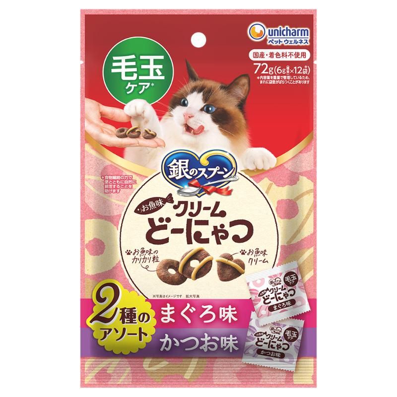 お魚味のクリームがかかったドーナツ型のドライおやつ！・お魚味のクリームがデコレーションされたドーナツ型のドライおやつです。・毛玉ケア：食物繊維の力で便とともに自然に排出することを助けます。・小分け12袋入り・国産・着色料不使用【原材料(成分)】【まぐろ味】肉類(ビーフミール、チキンミール、チキンエキス、ポークミール)、穀類(米粉、小麦粉、麦芽粉末)、油脂類、セルロースパウダー(食物繊維源)、ビール酵母、豆類(大豆タンパク)、野菜類(ビートパルプ)、マルトデキストリン、魚介類(フィッシュエキス、まぐろミール)、チーズパウダー、糖類、調味料、ミネラル類(カルシウム、塩素、ナトリウム)、酸化防止剤(ミックストコフェロール、ハーブエキス)【かつお味】肉類(ビーフミール、チキンミール、チキンエキス、ポークミール)、穀類(米粉、小麦粉、麦芽粉末)、油脂類、セルロースパウダー(食物繊維源)、ビール酵母、豆類(大豆タンパク)、野菜類(ビートパルプ)、マルトデキストリン、魚介類(フィッシュエキス、まぐろミール、かつおミール)、チーズパウダー、糖類、調味料、ミネラル類(カルシウム、塩素、ナトリウム)、酸化防止剤(ミックストコフェロール、ハーブエキス)【保証成分】【2種共通】タンパク質36.0％以上、脂質19.0％以上、粗繊維9.0％以下、粗灰分7.0％以下、水分10.0％以下【エネルギー】【2種共通】約 395kcal/100g【賞味／使用期限(未開封)】540日【原産国または製造地】日本【個装サイズ】150×240×25mm【個装重量】82.4g【分類】猫用おやつ[ キャットフード ]※商品パッケージのリニューアル等により商品画像とお届け商品のパッケージが異なる場合がございます。予めご了承お願い致します。