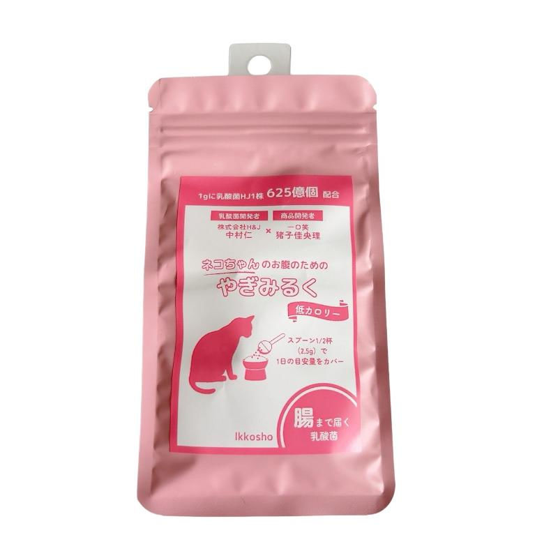 乳酸菌の力とやぎみるくで、愛猫の健康を美味しく支えます・ペット業界で有名な、株式会社H＆J社の【乳酸菌HJ1株】をタップリと配合し愛猫の腸内環境の維持をサポートする成分入りの「やぎみるく」です。・1日たったの小さじ1/2杯で日々の健康を支え、更に美味しく食べられるよう考えました。・ごはんにかけたらいつものご飯がスペシャルご飯に！・お水やお湯で溶いたら水分補給に！・愛猫の毎日のケアとして簡単に取り入れていただける商品です。【原材料(成分)】ヤギミルク(オランダ産)、デキストリン、乳酸菌【保証成分】たんぱく質28.47％以上、脂質1.31％以上、粗繊維0.00％以下、灰分7.11％以下、水分7.21％以下【エネルギー】306kcal/100g【給与方法】・ごはんのトッピング、お水や低温のお湯に溶かしてご使用ください。・パッケージ記載の表を目安としてお召し上がりください。・個体差がありますので、様子を見ながら給与量を調整ください。【賞味／使用期限(未開封)】12か月【原産国または製造地】日本【保管方法】・開封後はお早めにお召し上がりください。【個装サイズ】90×160×2mm【個装重量】25g【その他備考】・万が一体調が悪くなった際は獣医師にご相談ください。【分類】猫用おやつ[ キャットフード ]※商品パッケージのリニューアル等により商品画像とお届け商品のパッケージが異なる場合がございます。予めご了承お願い致します。