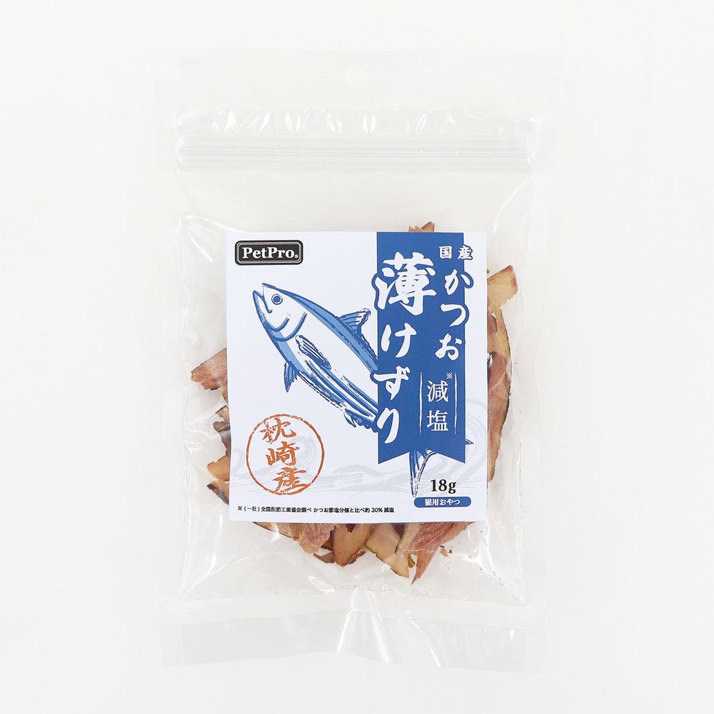 減塩で健康に過ごせるそのままおやつ・枕崎産のこだわり原料使用。・大正14年創業の専門工場で丁寧に加工されてます。・減塩加工で猫ちゃんの健康が気になる方に。・おやつや食事のふりかけとしてお与えください。【原材料(成分)】かつおのふし【保証成分】たんぱく質60.0％以上、脂質1.0％以上、粗繊維1.0％以下、灰分5.0％以下、水分21.0％以下【エネルギー】329kcal/100g【給与方法】【1日あたりの給与量】健康状態や年齢・運動量を考慮した上で1日〜3gまでを基準にお与えください。【賞味／使用期限(未開封)】12ヶ月【原産国または製造地】日本【保管方法】高温・高湿・直射日光を避け保存して下さい。開封後はなるべく早めにお与えください。【個装サイズ】140×220×20mm【個装重量】28g【その他備考】・本品は愛猫用のスナックです。主食として与えないでください。・生後6か月未満の幼猫には与えないでください。・愛猫の食べ方や習性によってはのどに詰まらせる事がありますので必ず観察しながらお与えください。・本品は天然素材を使用しておりますので、色・形・サイズなどに若干のばらつきがあります。また、時間の経過とともに変色する場合がありますが、品質には問題ありません。・製品の表面に白い微粉(アミノ酸・カルシウム)が付着する場合がありますが、品質には影響ありません。・子どもが愛猫に与える際は、安全のため大人が監視してください。・幼児・子ども・ペットの手の届かないところに保管してください。・愛猫の体調が悪くなった時は獣医師にご相談ください。【分類】猫用おやつ：ふりかけタイプ[ キャットフード ]※商品パッケージのリニューアル等により商品画像とお届け商品のパッケージが異なる場合がございます。予めご了承お願い致します。