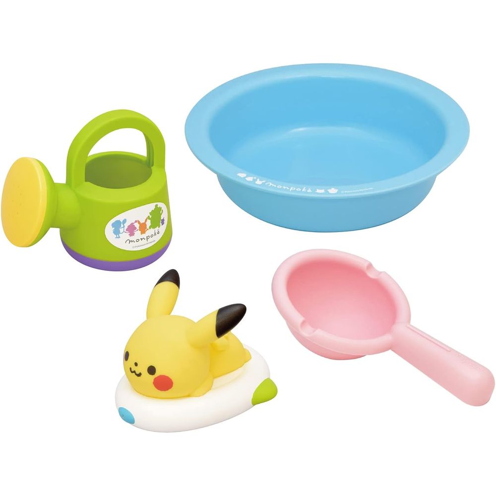 【お風呂遊びや水遊びに】お風呂遊びにかかせない、定番のセットがモンポケシリーズに登場しました。ピカチュウのみずでっぽう(ボート)はセット用のオリジナルカラーです。【いろんなポケモンが隠れています】ジョウロやせんめんきには、ピカチュウ・デデンネ・マネネ・ドーブル・ルンパッパのおしゃれなシルエット入り♪【- モンポケ - 】モンポケは、ギフト・大人も欲しいデザイン・高品質・コミュニケーションをコンセプトに生まれた、ポケモンの新たなベビーブランド。お子さまとママやパパに、はじめてというかけがえのない瞬間を集めて欲しいという願いが込められています。【安全にお使い頂くために】お風呂、プール等で遊ぶ場合は、お子様の背の立つところでご使用ください。また、必ず保護者の監視のもとで遊ばせてください。【セット内容】ジョロ、ひしゃく、せんめんき、ピカチュウのみずでっぽう【商品詳細】安全基準:STマーク対象年齢：1.5歳以上パッケージサイズ：210×280×90mm(C)2020 Pokemon. (C)1995-2020 Nintendo/Creatures Inc./GAME FREAK inc.For sale in Japan only.