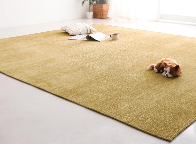 表情豊かな撥水機能付きシェニールラグ 【claro】クラーロ 200×250cm ブラウン【表地】ポリエステル100%【裏地】ポリエステル100%（すべりにくい加工）【詰め物】ウレタンフォーム（ポリウレタン系樹脂）【サイズ】200×250(cm)【生産国】中国※許容範囲+3%〜-1%※サイズは概算です。※折り畳んで梱包されているため、開封後、多少の折りジワが残りますが、　時間が経つにつれ落ち着いてまいります。（ご使用環境により多少お時間が掛かる場合もございます。）※実際の商品の色にできるだけ近づけるよう、撮影を行っておりますが、商品の色は、　ご使用のモニターによって実際の明るさや色と多少異なって見える場合がございます。　あらかじめご了承下さい。【ご使用上の注意】※置き敷でご使用される場合は、カーペット自体が滑り転倒する可能性があります。　滑りやすい床面等でのご使用される際には、市販の滑り止めシート等を敷いてください。※ご購入直後は、製造上にでてくる不要な繊維が付着していることがあります。　その場合はご使用前に一度掃除機をお掛けください。※商品の性質上、パイルの方向により部分的に色むらのように見えることがありますが、　品質上の問題はございません。※ご使用の際はラベルの止め具を完全に取り除いてご使用ください。　取り忘れがある場合、けがをするおそれがありますのでご注意ください。※防虫剤・殺虫剤・消臭剤などを直接カーペットに散布すると表面のパイルが変退色することがありますので、　直接散布はお控えください。※ホットカーペットカバーに使用される際には、ホットカーペット本体の注意事項に従って　ご使用ください。※染色の特性上、汗や水分などで濡れた場合、また強くこすられた場合、　摩擦により衣服などに色移りすることがありますので、ご注意ください。※生地の特性上、強い摩擦を加えますと、遊び毛や毛玉が発生することがあります。※長時間敷いたままにしておきますと、まれに床材への圧着や変色などの悪影響を及ぼすことがあります。　時々場所を移動するか、週に一回程通気や清掃をしてください。※ワックスがけ直後は商品が床面に貼りつく恐れがありますので、　ワックスが完全に乾いてからご使用ください。【お手入れ方法】※洗濯をする場合は、必ず洗濯ネットをご使用ください。※洗濯機の容量は6kg以上をご使用下さい。ただし、指定容量以上であっても洗濯機の形状　によっては入らない場合がございます。この場合は無理に押し込まず、手洗いもしくはコインランドリーで大型洗濯機をご利用下さい。※部分的に汚れた際のは、中性洗剤を薄く溶かしタオル等にしみ込ませて固く絞って拭き取ってください。　時間の経過と共に除去しにくくなりますので早めに拭き取ってください。　また、汚れによっては取れないものもあります。※衣類等、他のものとの洗濯は避け単独で洗濯してください。※入浴剤の入ったお湯は使用しないでください。※漂白剤は使用しないでください。※洗濯後は、表面の風合いの変化や多少の縮み、形状が変化が発生することがあります。　ご了承ください。※洗濯用中性洗剤をご使用ください。※洗濯後は、風通しの良い場所で日陰干ししてください。（乾燥機は使用しないでください）※ご家庭の洗濯で落ちない汚れは、クリーニング店など専門業者にご相談ください。※この商品は、モール糸を使用しておりますので、粘着クリーナーでお掃除されますと、モール糸の繊維が抜ける事があります。粘着クリーナーのご使用はお止めください。