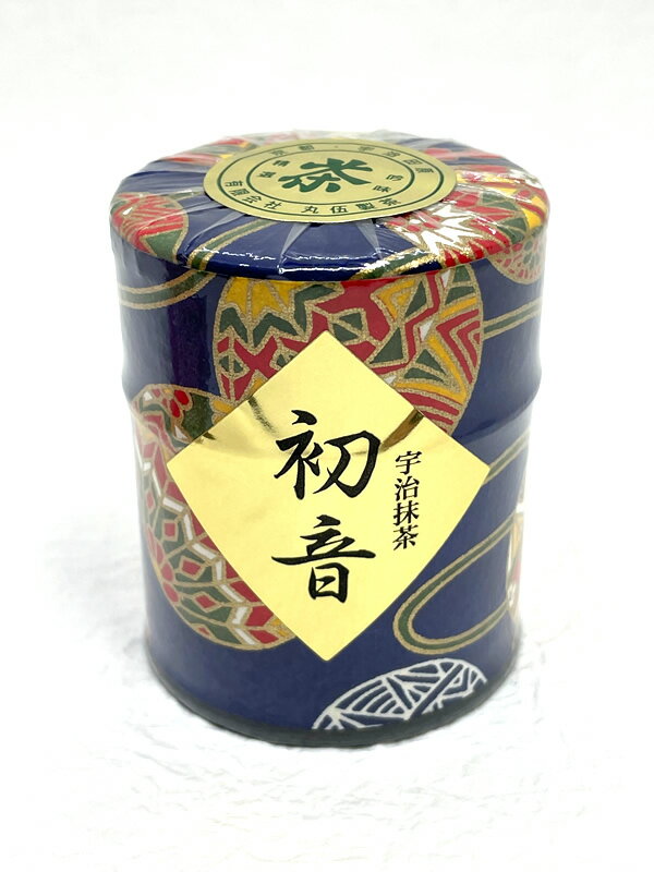 商品名 【あす楽】 「宇治抹茶 初音（青缶）」 抹茶 碾茶 粉末 30g 品評会 手摘み 濃茶 薄茶 宇治茶専門店 高級 高品質 宇治茶 茶葉 緑茶 お茶 日本茶 京都 老舗 贈り物 ギフト プレゼント 御祝 御礼 内祝 母の日 父の日 敬老の日 お中元 お歳暮 無添加 海外配送 名称 抹茶 原材料名 緑茶 内容量 30g 賞味期限 製造日より6ヶ月 保存方法 高温・多湿を避け冷暗所に保存。 移り香にご注意下さい。 製造販売元 ふじや茶舗 藤岡宏有生 FM 京都府京都市東山区清水2-211【あす楽】 「宇治抹茶 初音（青缶）」 和紙で包んだ茶筒が好評で、贈り物としても喜ばれる商品です。 熟練した職人が仕上げた碾茶を、ゆっくりと丹念に石臼で碾きました。 旨味と香り、渋みとが心地よく調和しておりますので、お気軽に「おうす」を楽しみたい方に最適です。薄茶としてお遣い下さい。