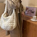 ショルダーバッグ レディース 大容量 A4 横 かばん もこもこ キルティング風 斜めがけ 肩がけ バック ファスナー 黒 白 無地 メッセンジャーバッグ 1泊 旅行 通学 学生 鞄 カバン 韓国風 レトロ かわいい