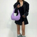 ハンドバッグ レディース もこもこ マシュマロ バッグ 三日月型 可愛い キルティング風 ミニバッグ 小さい 手提げ バック 手持ち 黒 紫 白 緑 無地 ふわふわ ダウン風 おしゃれ 軽い くしゅくしゅ 推し活 バッグ 軽量 無地 パーティー