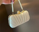 ハンドバッグ ショルダー クロスボディ 2way 手持ち 斜めがけ 鞄 カバン パール イミテーション プリーツ チェーン 女性用 レディース スモール 小さめ ミニサイズ シンプル きれいめ 綺麗め フェミニン 宴会 パーティー ディナー ホワイト 白