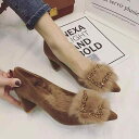 パンプス シューズ レディース ポインテッドトゥ ローヒール チャンキーヒール ヒール ふわふわ モコモコ 暖かい 太ヒール スエード風 黒 秋 冬 大きいサイズ 個性的 高級感 存在感 主役級 インスタ映え 歩きやすい 安定感 大人 オフィス 普段使い