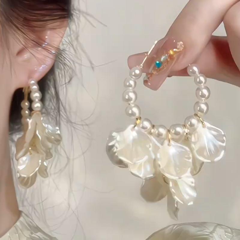 Rakuten - ピアス アクセサリー 女性用 レディース ゴールド フープ パール 花びら きらきら 大ぶり 普段使い 記念日 お祝い パーティー イベント デート かわいい フェミニン キュート 上品 高級感 洗練 上質 スタイリッシュ オシャレ ファッショナブル
