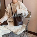 ハンドバッグ バッグ 鞄 肩掛け 手提げ 斜め掛け 2way レディース 女性用 スクエア コンパクト 春夏 秋冬 黒 茶 無地 シンプル カジュアル 普段使い個性的 存在感 主役級 こなれ感 抜け感 おしゃれ かわいい 韓国系 オルチャン 学生 20代