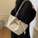 トートバッグ バッグ 鞄 肩掛け 手提げ 2way レディース 女性用 スクエア キャンバス 無地 白 黒 ナイロン 春夏 磁石 マグネット ポケット シンプル カジュアル ロゴ 英字 普段使い個性的 存在感 主役級 こなれ感 抜け感 おしゃれ 学生