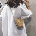 ショルダーバッグ バッグ 鞄 肩掛け 斜め掛け 2way レディース 女性用 無地 白 かごバッグ かご 春夏 軽量 収納 シンプル カジュアル ロゴ 英字 普段使い 個性的 存在感 主役級 こなれ感 抜け感 20代 学生 デート お出かけ 旅行 ママ