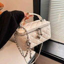 チェーンバッグ バッグ 鞄 肩掛け 手提げ 2way レディース 女性用 スクエア 春夏 秋冬 チェーン 銀 黒 白 ハート チャーム シンプル カジュアル ファスナー ポケット 普段使い個性的 存在感 主役級 こなれ感 抜け感 おしゃれ かわいい 学生