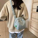 ショルダーバッグ 斜め掛け バッグ 鞄 肩掛け 手提げ 2way レディース 女性用 秋冬 春夏 赤 黒 ポケット 無地 コンパクト 軽量 収納 ファスナー チャック ジッパー シンプル 普段使い 個性的 存在感 主役級 おしゃれ かわいい 大人 上品