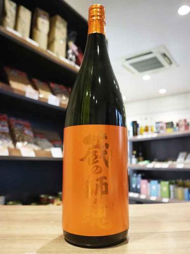 商品説明 名称 蔵の師魂 原材料名 原材料 : さつま芋、米麹 原料芋 : 黄金千貫(東馬場農場産) 原料米 : 鹿児島県産米 麹 : 黒麹 内容量アルコール度数 1800ml25度 保存方法 高温多湿・直射日光を避け保存 製造者 小正醸造鹿児島県