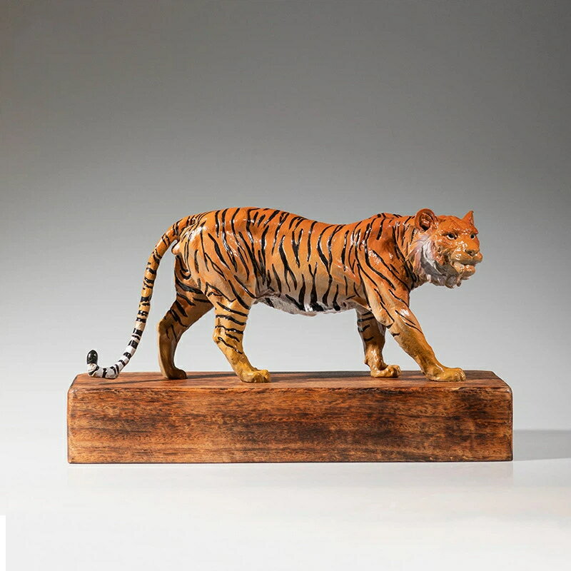 彩銅仕上げ 虎 置物 黄銅製 工芸品 ベッドサイド 寝室 キャビネット インテリア 虎の像 開運 仕事運 昇進祝い 社長デスク 贈答品 クリスマス 御歳暮 お歳...