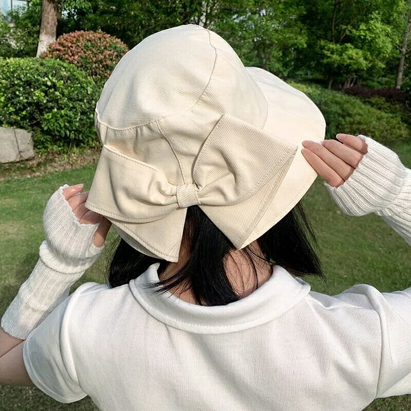 リボン付き レディース バケットハット 夏のお出かけに使いやすい、上品で可愛い日よけ帽子 【商品販売説明文】 大きめのリボンがアクセントになった、レディース用バケットハットです。 シンプルな無地デザインに立体感のあるリボンを合わせ、可愛らしさと上品さを両立しました。 日差しが気になる季節の通勤、買い物、旅行、散歩、アウトドアなどに使いやすいアイテムです。 程よいつば幅で顔まわりをカバーしやすく、夏の日よけ対策に便利。 ワンピース、ブラウス、Tシャツ、カジュアルコーデにも合わせやすく、普段使いからお出かけまで幅広く活躍します。 落ち着いたカラーからフェミニンなカラーまで選べる4色ありで、コーディネートに合わせて選べます。 【商品詳細紹介】 ・大きめリボンが可愛いレディースバケットハット ・日差し対策に使いやすいつば付きデザイン ・上品でクラシカルな印象のシンプル無地タイプ ・カジュアルにもフェミニンにも合わせやすい ・普段使い、旅行、レジャー、アウトドアにおすすめ ・アイボリー、ベージュ、ブラック、ピンクの4色あり 【商品情報】 商品名 リボン付きバケットハット タイプ レディース帽子・日よけ帽子 対象 レディース サイズ フリーサイズ つば幅 約7.5cm 高さ 約10cm カラー アイボリー、ベージュ、ブラック、ピンク 4色あり 仕様 リボン付き、つば付き、無地デザイン 用途 日差し対策、紫外線対策、普段使い、旅行、屋外レジャー 【おすすめシーン】 夏の通勤・通学に 買い物や散歩など普段のお出かけに 旅行や観光、リゾートコーデに 公園、ピクニック、屋外レジャーに ワンピースやブラウスのフェミニンコーデに Tシャツやデニムのカジュアルコーデに 【注意事項】 ※サイズは平置き採寸のため、多少の誤差が生じる場合がございます。 ※モニター環境や撮影時の光の加減により、実際の色味と異なって見える場合がございます。 ※本商品は日差し対策を目的としたアイテムです。長時間の屋外活動では、日焼け止めなどとの併用をおすすめします。 ※リボン部分を強く引っ張ったり、鋭利なものに引っ掛けたりしないようご注意ください。 ※型崩れを防ぐため、保管時は上に重いものを置かないでください。 関連キーワード(本商品の説明ではありません) 母の日 父の日 敬老の日 こどもの日 クリスマス バレンタイン ホワイトデー ハロウィン お正月 成人の日 成人式 記念日 誕生日 卒業式 入学式 お歳暮 お中元 春 夏 秋 冬 梅雨 節分 ひな祭り 七夕 十五夜 初詣 年越し 夏祭り 花火大会 結婚祝い 内祝い 出産祝い 快気祝い 還暦祝い 古希 喜寿 傘寿 米寿 卒寿 白寿 百寿 新築祝い 引っ越し祝い 開店祝い 開業祝い 就職祝い 昇進祝い 合格祝い 銀婚式 金婚式 七五三 長寿祝い 御礼 お母さん お父さん 義母 義父 祖父 祖母 おばあちゃん おじいちゃん 娘 息子 彼氏 彼女 恋人 友達 上司 先輩 後輩 同僚 キッズ 子供 幼児 ベビー 赤ちゃん 育児 学生 社会人 シニア 10代 20代 30代 40代 50代 60代 70代 80代 90代 一人暮らし 単身赴任 主婦 主夫 新生活 家族暮らし 子育て 旅行 トラベル ライブ ホームパーティ ビジネス 法人 ギフト プレゼント