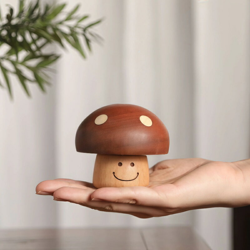 Rakuten - 木製キノコ型オルゴール 回転式 ゼンマイ式 電池不要 ウタン材 天然木 可愛いスマイル 癒し系グッズ インテリア雑貨 卓上置物 誕生日プレゼント 記念日ギフト 母の日 父の日 クリスマス 卒業祝い 入学祝い 退職祝い プチギフト お返し 男女兼用 子供向け