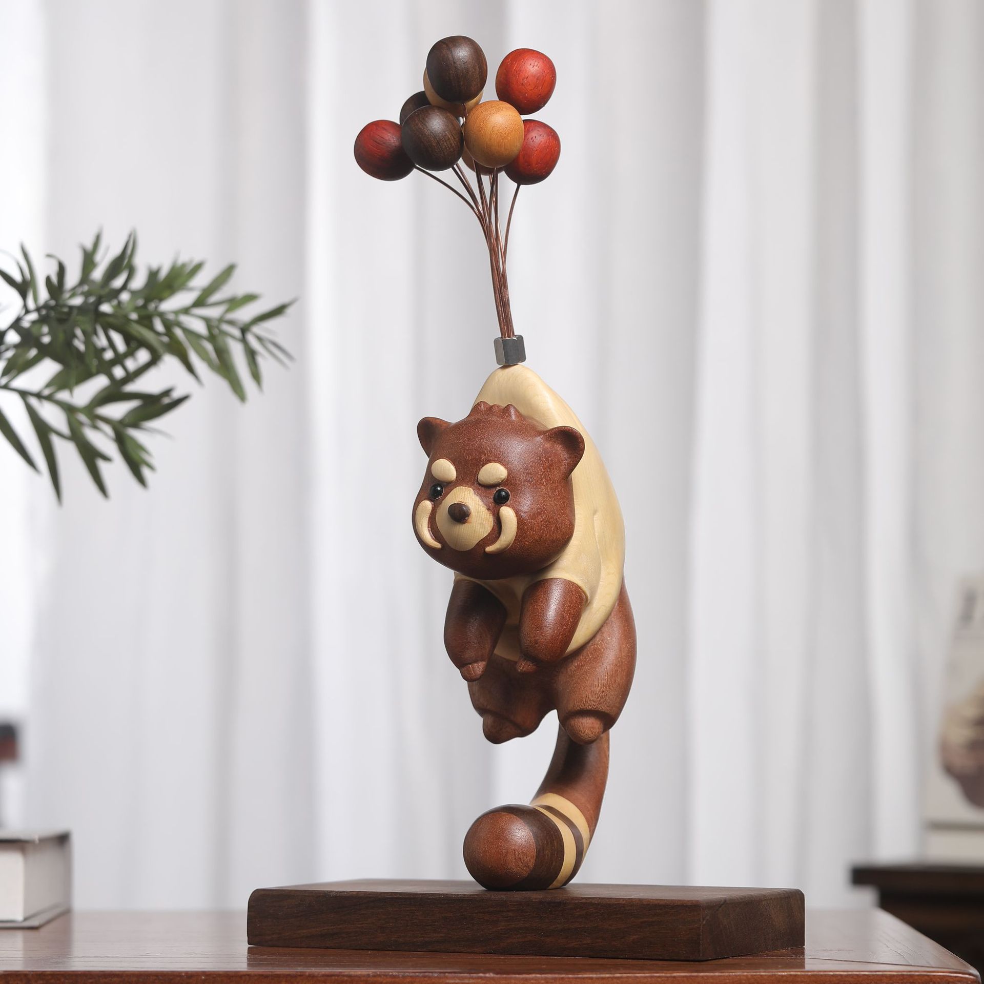 Rakuten - 木製レッサーパンダ 置物 ウタン材 マグネット式 飛ぶレッサーパンダ バルーン付き 天然木 可愛い 癒し系 インテリア雑貨 卓上置物 玄関飾り 誕生日プレゼント 記念日ギフト 母の日 父の日 クリスマス 卒業祝い 入学祝い 退職祝い プチギフト お返し 男女兼用