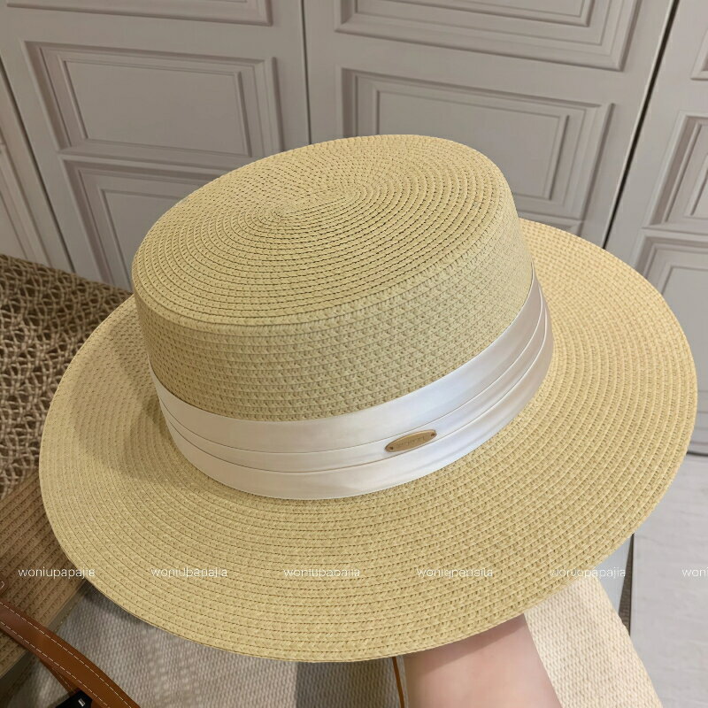 Rakuten - 麦わら帽子 レディース 2 点セット フランス風 平たん冠 カンカン帽 つば広 日よけ UV 対策 夏用 ビーチ 海辺 リゾート旅行 おしゃれ ストローハット 日焼け防止 全 2 色あり 頭周り調整可能 軽量