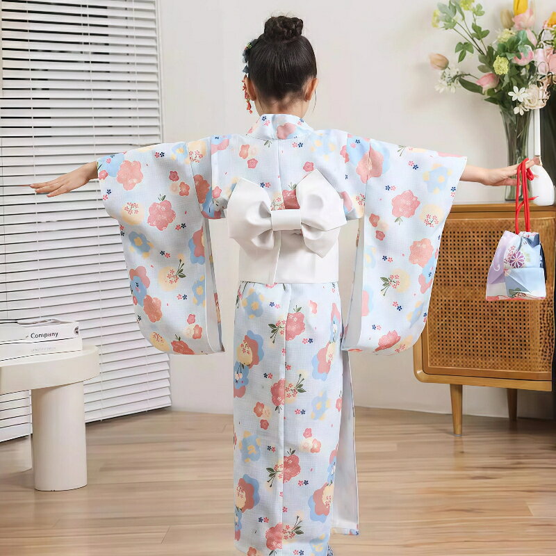 商品販売説明文 お子様の特別な瞬間を彩る、女の子用子供着物フルセットです。七五三、花火大会、夏祭り、旅行撮影、舞台発表会など、様々な場面でご使用いただけます。 淡い水色の地に、可愛らしい桜や花柄がプリントされたデザインは、まさに日本の美しさを表しています。振袖デザインが女の子らしさを引き立て、着ているだけで華やぎます。 最大の特徴は「1人で簡単に着付けられる」ことです。複雑な帯結びの手間が省け、お子様一人でもスムーズに着ることができます。親御様の手間も軽減され、お出かけ前のストレスが解消されます。 この価格で和服本体の他、帯締め、手袋、頭花、豪華な4点がすべてセットになっています。初めて子供着物をお探しの方にも、これ一つで万全です。 素材は肌触りの良い優質な織锦（オーガンジー調）を使用しており、着心地も快適です。お子様が長時間着ていても疲れにくい作りになっています。 お子様の成長に合わせて、100cmから140cmまでの5サイズ展開をしています。5歳から12歳くらいの女の子におすすめです。 思い出に残る素敵な一枚として、ぜひこの子供着物フルセットをお選びください。 商品詳細 品名 子供着物 女の子 フルセット セット内容 和服本体、帯、帯締め、帯揚げ、手袋、頭花、着付け用ベルト (計7点) 素材 本体：ポリエステル(織锦風)、帯：ポリエステル デザイン 淡い水色地、桜と花柄プリント、振袖 対象年齢 5歳～12歳 特徴 ・1人で簡単着付け可能な設計 ・可愛らしい振袖デザイン ・豪華7点フルセット ・肌触りの良い優質素材 ・着付け用ベルト付きで着付けが楽 ・日本の四季を感じさせる桜花柄 ・七五三、花火大会、旅行など多用途に 用途 七五三、夏祭り、花火大会、旅行記念撮影、舞台衣装、発表会、忘年会、新年会、お正月、結婚式の二次会など 注意事項 ・お子様の目に留まらない場所で事前に洗濯してからご使用ください。 ・水通しやクリーニングはご遠慮ください。 ・直射日光や高温多湿の場所での保管はお避けください。 ・画像の色はモニターの設定により実際の色と異なる場合があります。 サイズ表 サイズ 身丈(cm) 袖丈(cm) 胸囲(cm) 裄丈(cm) 100 80 45 51 42 110 90 50 54 43 120 95 52 57 45 130 110 54 62 48 140 120 60 64 49