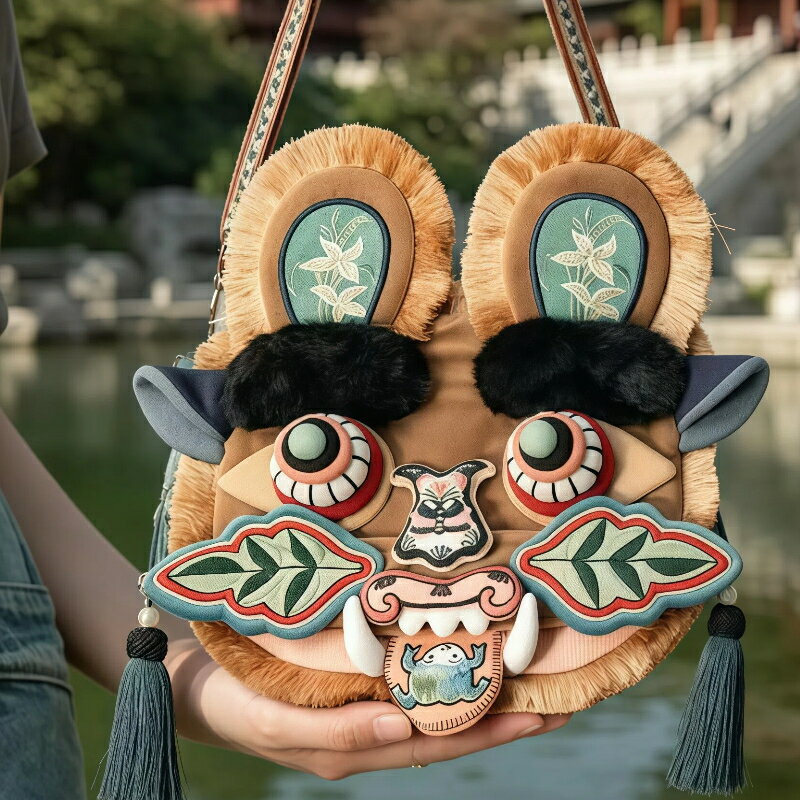 Rakuten - SNS で大人気 中国風 虎頭バッグ ハンドメイド 刺繍 非物質文化遺産 広西刺繍娘 手作り ショルダーバッグ 斜めがけ 大容量 綿麻混紡 タッセル付き 個性的 レトロ コスプレ 日常使い 旅行 撮影 プレゼント ギフト