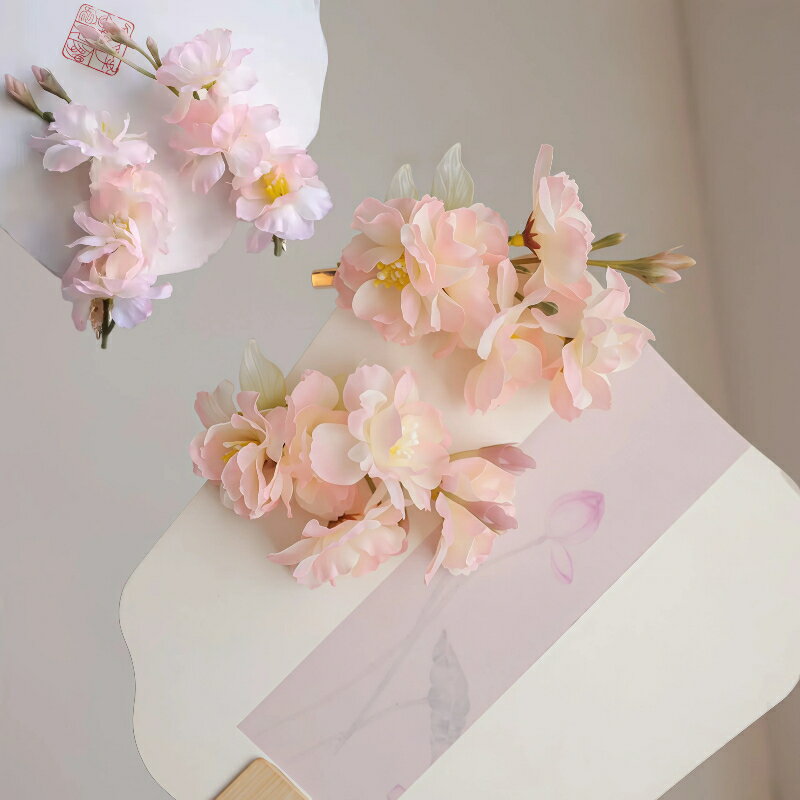 商品情報 商品詳細説明 ◆ 桜モチーフの春デザイン ◆ 写真映え・SNS映えアイテム ◆ 上品で使いやすいサイズ感 ◆ ヘアアレンジに取り入れやすい ◆ 複数デザイン展開 ◆ プチギフトにもおすすめ 関連キーワード(本商品の説明ではありませ...