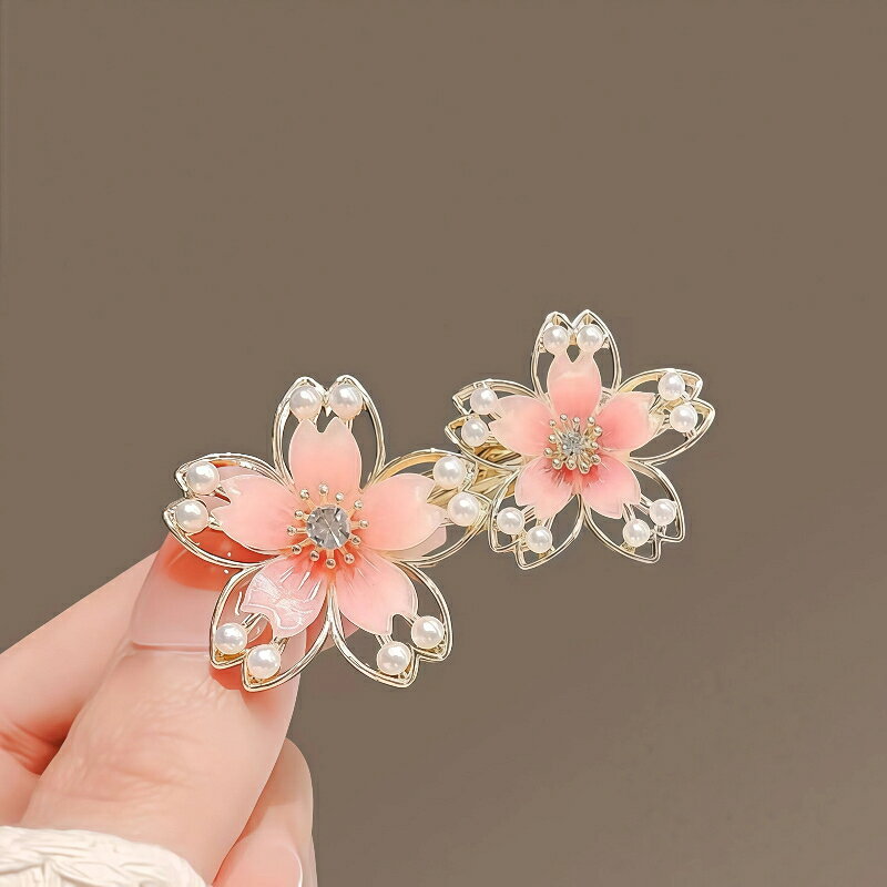 Rakuten - ヘアクリップ 桜 桃の花 ダッククリップ 2026 春新作 サイドクリップ 前髪 後れ毛 可愛い フェアリー お花見 ガーリー 髪飾り ヘアアクセサリー レディース おしゃれ