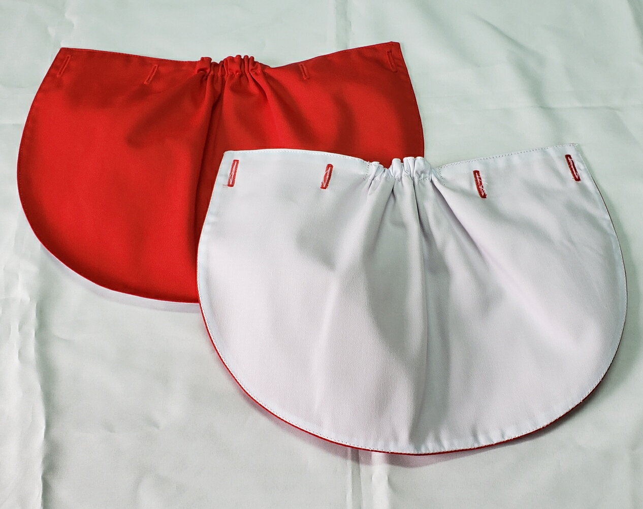 赤白帽子の日よけの垂れ。 素材(赤布・白布共)綿35%・ポリエステル65% (注)　赤布の色は布染のメーカーによって違いがありますので、お手持ちの帽子の赤色と異なる場合があります。 又、布の厚みも異なる場合があります。 ご了承をお願い申し上げます。 サイズ　縦20cm　一番広い部分の横30cm 穴の幅　16mm 付属で半透明の4個ボタン付き 穴の縫い糸は縫製の都合により、赤色部分は赤糸ですが、白色部分も赤糸になります。 ご了承をお願い申し上げます。 16mmのボタンの穴を4か所あけていますので、 市販のお好みの帽子に、 市販のお好みのボタンを付けれます(*^_^*) 付属で半透明の4個ボタン付き ボタンの付け方 1・お手持ちの帽子の中心を合わせる 2・中心より左右6cmの所に印を付ける 3・2の印から端に向けて7cmの所に印を付ける 4・2と3で着けた印の所にお好みのボタン(15mm)又は付属の半透明ボタンを縫い付けて、この垂れ(フラップ)のボタン穴をはめる お買い上げの際には、ボタンの付け方の説明書(ボタン4個を貼り付けています)を同封して、お届けいたします。赤白帽子の日よけの垂れだけが欲しい! とゆう、お客様の要望にお応えして製作しました。 布の色は布のメーカーによって違いがありますので、ご理解、ご了承をお願い申し上げます。