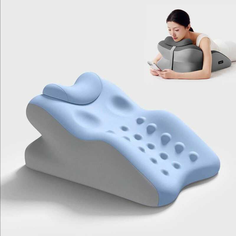 商品：うつ伏せ クッション 色：ベージュとグレーのつなぎ色、ブルーとグレーのつなぎ色、ダークグレー、グリーンとグレーのつなぎ色、ピンクとローズレッドのつなぎ色、ダークグレーとライトグレー 材質：柔らかすぎではなく硬すぎではない低反発コットン 素材：低反発メモリーコットン、約重さ2000g 商品パッケージ数：うつ伏せ枕1点+小さい枕1点 商品説明： 1.【うつ伏せ姿勢の負担軽減】科学的ゾーニングと人間工学的デザインにより、ゴールデンアングルで首・背骨・胸部を保護。圧力を分散させながらリラックスを促進します。上半身を適度に高く支える設計で、胃酸逆流やいびきの軽減に効果的。呼吸がスムーズになり、夜間の目覚めを減らして深い眠りをサポート。うつ伏せでのスマホ操作・ゲーム・読書時の疲労軽減にも最適です。 2.【身体にフィットする形状】人体工学に基づいた立体形状が身体にぴたりとフィット。うつ伏せでも圧迫感ゼロの快適さを実現します。頭部・胸部・腹部を3点サポートすることで、胸部を圧迫せずに肩や腕を自由に動かせる設計。スマホ操作や読書時の疲れを軽減し、長時間の使用でも楽な姿勢をキープできます。 3.【メモリーフォーム採用】宇宙飛行士の体圧分散技術を応用した高弾性メモリーフォームを採用。身体のラインに完璧にフィットしながら、最適なサポートを実現します。取り外し可能なヘッドレストと、洗濯可能な高級ベロアジャケットで、清潔さと快適さを両立。毎日使うものだからこそ、衛生面と使い勝手にこだわりました。 4.【高密度形状記憶ウレタン】高密度形状記憶ウレタンが身体を優しく包み込み、自然なマッサージ効果で日中のストレスをほぐします。次世代型快眠クッションです。 5.【睡眠とリラクゼーションに最適】うつ伏せ・仰向け・座位・足枕と、4WAY使い分け可能な設計が、専門家も推奨する究極の安眠を実現します。睡眠医学に基づいた立体形状が、寝返りの自然な導線を作り出し、朝目覚めた時の爽快感が違います。製品サイズ：幅53*奥行37*高さ24cm。 6.【お手入れ方法】: 30℃以下の水で中性洗剤で手洗い、漂白剤使用不可、ドライクリーニング不可、高温アイロン不可。 7.【サービス】お届いた商品についてなにか問題がありましたらお気軽にご連絡をお願い致します。お客様に最高のアフターサービスを提供することを約束します。 [関連ワード] ---安眠枕 低反発まくら ネックピロー うつ伏せ クッション うつぶせ寝クッション 腰枕 安眠枕 低反発まくら 低反発枕 うつ伏せ枕 胸部マット 足枕 むくみ 読書 姿勢サポート ごろ寝 背もたれ 軽減 リビング洗える レスト スマホ クッション 枕 三角クッション 身体にフィット---