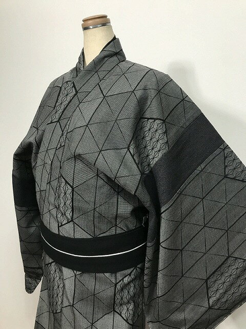 【中古】 2Lサイズ リメイク男物 ウール 単衣着物 黒地に幾何学文様 袖継ぎ 福服特製 最強配送