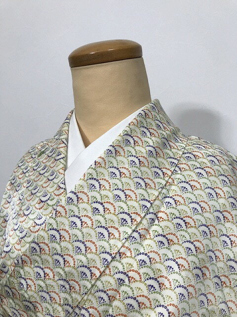 商品説明：花の地紋のクリーム地に青海波模様の染め成し絞り染めのあしらい サイズ：裄64、身丈159、袖丈46、前幅26.5、後幅30.5cm 素材：化繊 状態：ランク3 クスミ有 TPO：仕事着 普段着等 仕立て：ミシン 広衿 単衣