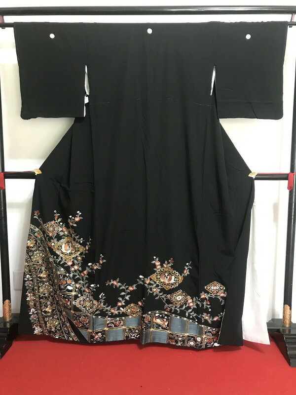 商品説明：細かなシボ感の黒の地に刺繍の施し丸に剣片喰の五つ紋付黒留袖 比翼仕立て サイズ：裄62、身丈154、袖丈45、前幅25、後幅28cm 素材：正絹 状態：ランク3 クスミ シミ有 TPO：式典参列等仕立て：手縫い 広衿 袷