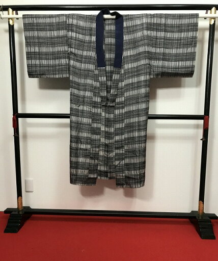 【中古】Sサイズ 男物 正絹 長襦袢 グレー地に格子模様 最強配送 【中古】Sサイズ 男物 正絹 長襦袢 グレー地に格子模様 最強配送