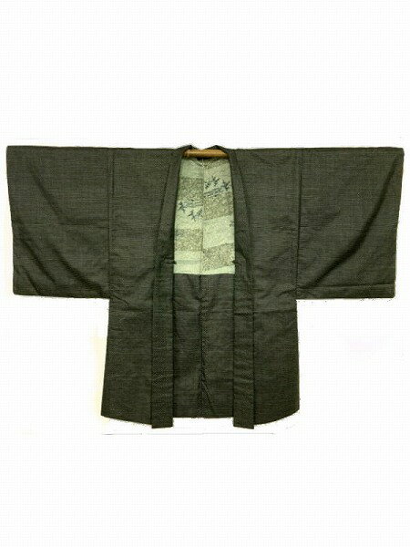 【中古】裄65 羽織 男物 正絹 黒色地に絣模様 紬羽織 Sサイズ 着物羽織り メンズ 和装コート 着物用コート 着物コート 着物羽織 和装 アウター 普段着 和服羽織り おしゃれ 羽織り はおりもの 和服 おでかけ