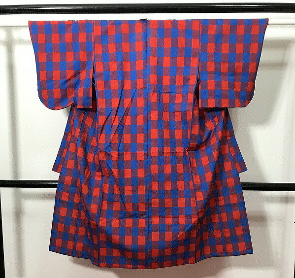 商品説明：さっくりとした濃紺地に格子文様の織成し単衣着物 羽織のセット7歳前後 サイズ：裄51、身丈112、袖丈40、前幅17、後幅23cm 羽織丈60cm 素材：ウール 状態：ランク3 クスミ シミ有 TPO：衣装 普段着 仕立て：手縫い 棒衿 単衣