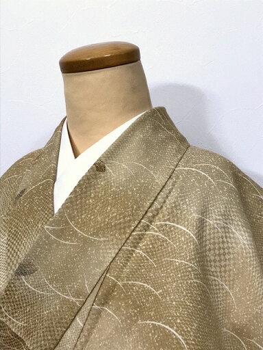 【中古】Sサイズ 化繊 小紋 薄茶地に芝草模様 袷着物 洗える着物 最強配送 【中古】Sサイズ 化繊 小紋 薄茶地に芝草模様 袷着物 洗える着物 最強配送